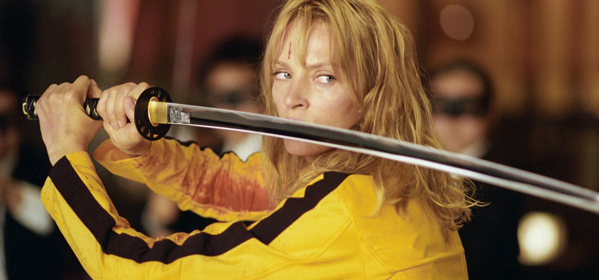 Vestita con una tuta gialla, Beatrix posa con la sua spada in Kill Bill: Volume 1