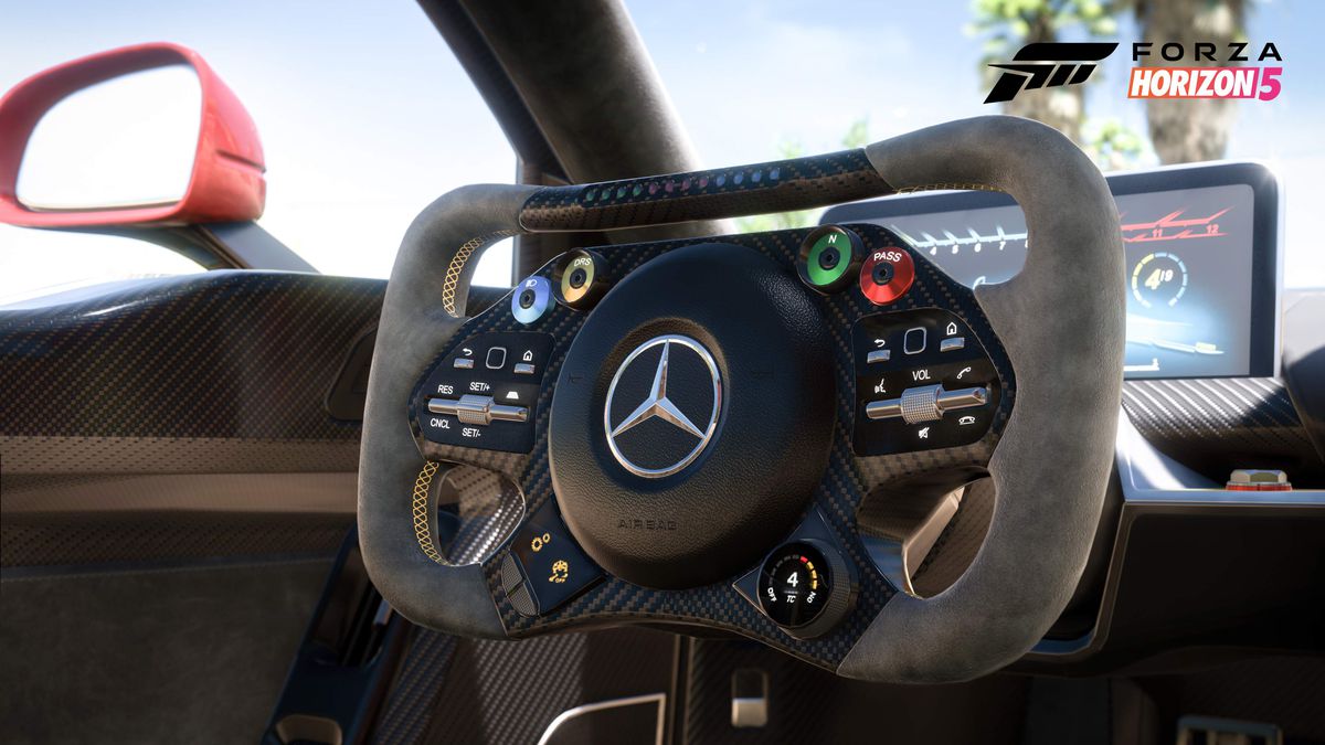 gli interni futuristici della Mercedes-AMG One, con volante rettangolare e cruscotto a forma di tablet, in Forza Horizon 5