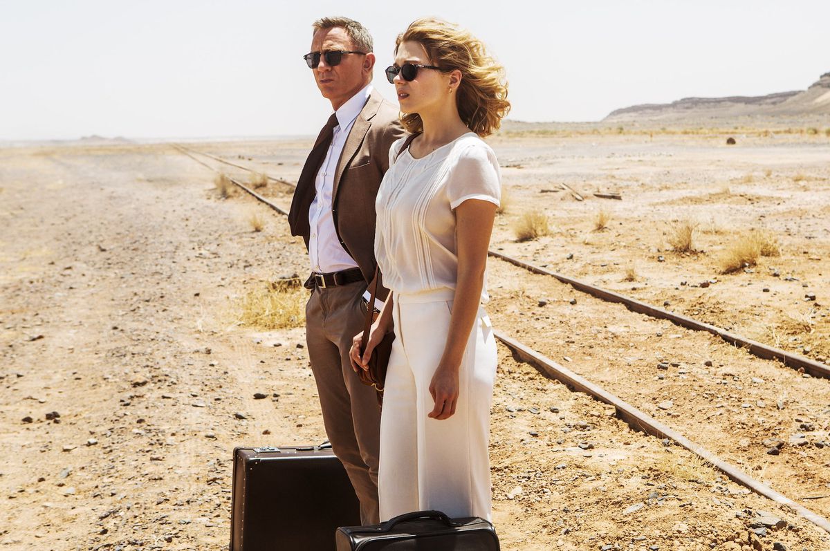 Bond e Madeline Swann stanno nel deserto con i loro bagagli in attesa di un treno