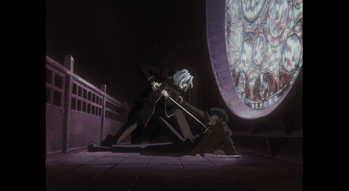 Due personaggi dell'anime catturati in un pareggio tra la punta di una pistola e una spada mentre sono illuminati da un murale di vetro colorato in una chiesa buia.