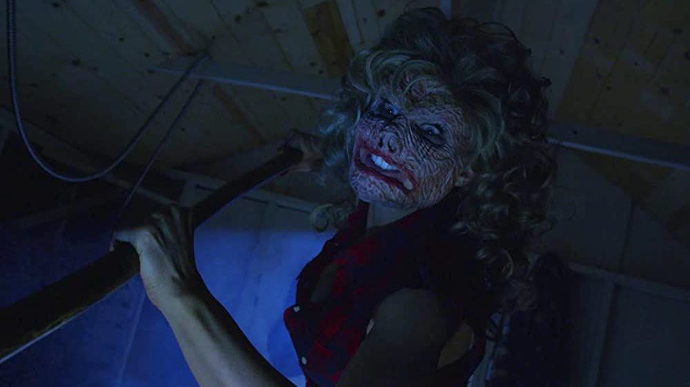 Olivia Taylor Dudley in Dude Bro Party Massacre III indossa un'orribile maschera-pelle spalmata di rossetto