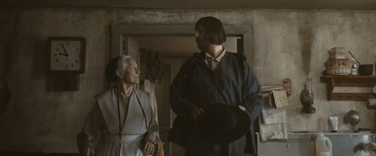 Un uomo e una donna Amish si guardano in una capanna in Paranormal Activity: Next of Kin 