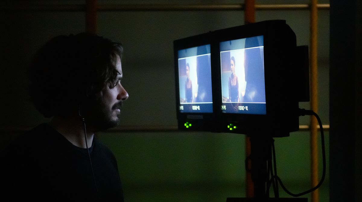 Edgar Wright guarda nei monitor sul set di Last Night a Soho