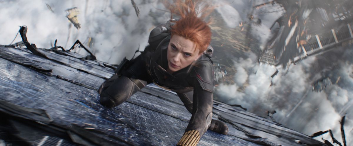 Black Widow scivola lungo il lato di un edificio tra i detriti che cadono nel film dei Marvel Studios Black Widow.