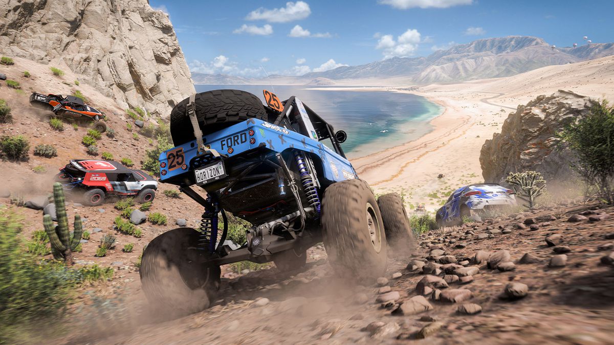 Un camion Ford con grandi ruote rotola attraverso le colline sopra una spiaggia in Forza Horizon 5