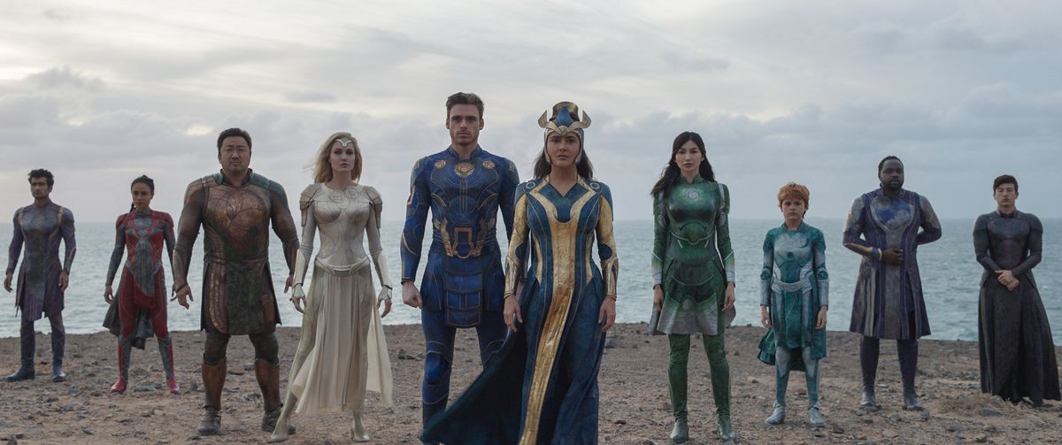 Gli Eterni sono riuniti su una spiaggia in una scena di Marvel's Eternals.