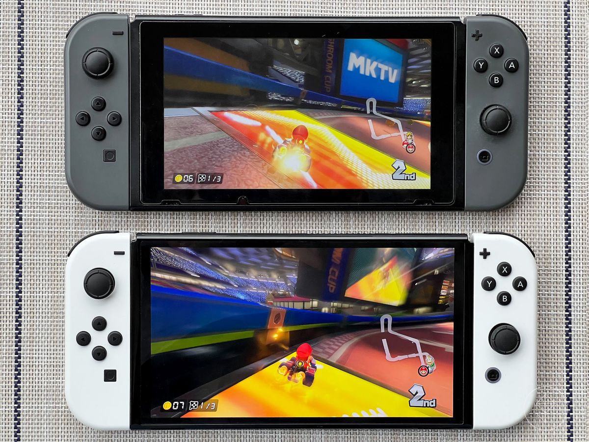 una foto dello Switch originale (con Joy-Contro grigio scuro) sopra lo Switch OLED (con Joy-Contro bianchi), con Mario Kart 8 Deluxe in esecuzione su entrambi i sistemi