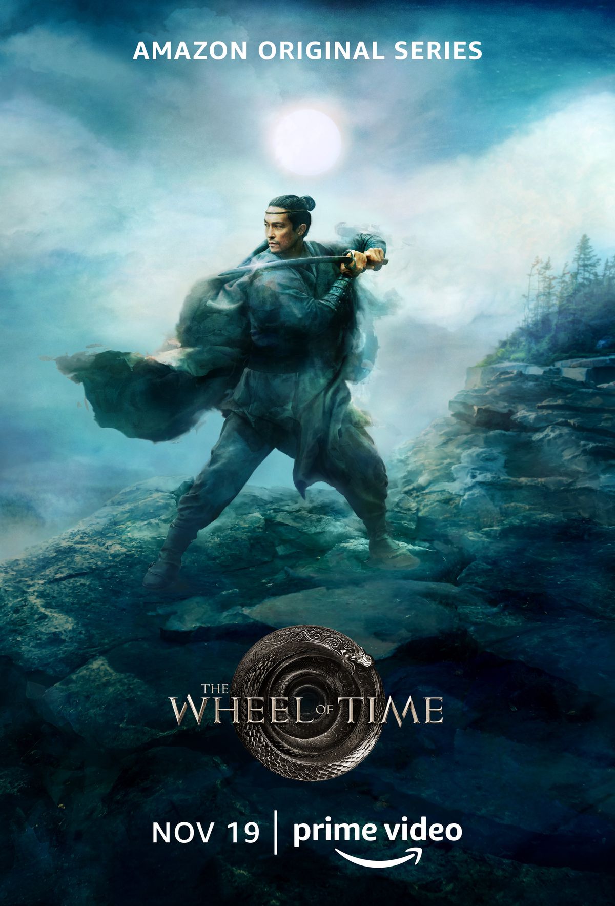 Poster della ruota del tempo per il personaggio di Daniel Henney al'Lan Mandragoran che si mette in posa da battaglia con una spada