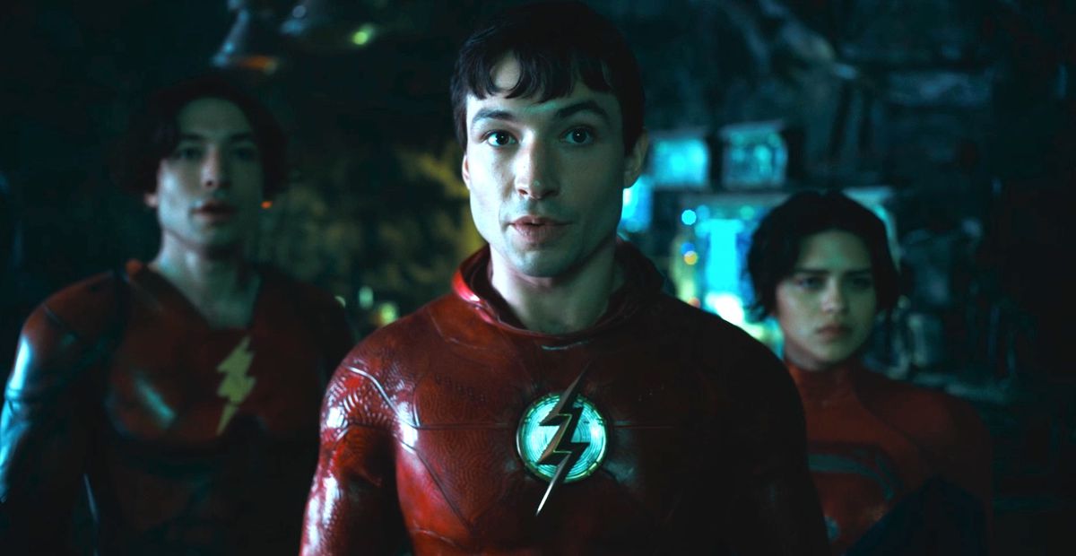 Ezra Miller come The Flash di due dimensioni e la nuova Supergirl Sasha Calle stanno nella batcaverna
