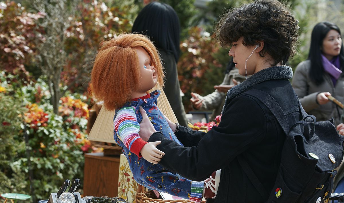 Zackary Arthur compra stupidamente la bambola Chucky in una vendita all'aperto, come qualcuno che non ha mai visto Child's Play o qualcosa del genere