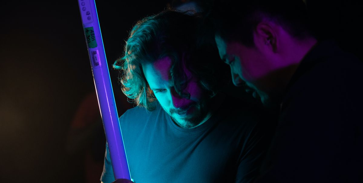 Edgar Wright sotto una vivida luce al neon sul set di Last Night in Soho