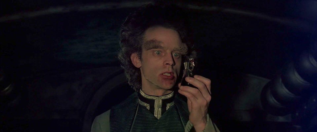 Brad Dourif in Dune (1984), con labbra rosse macchiate e sopracciglia protesiche molto folte.