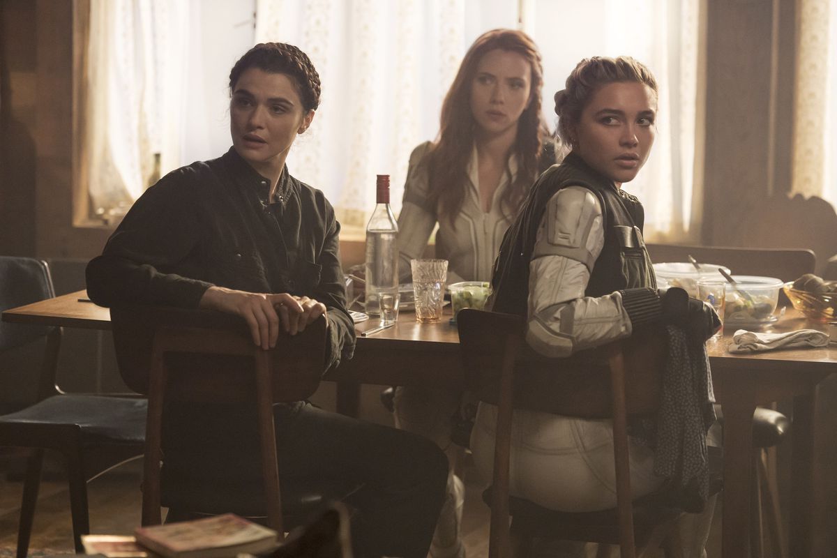 Natasha Romanoff con la madre surrogata, Melina, e la sorella, Yelena, a tavola in Black Widow dei Marvel Studios.