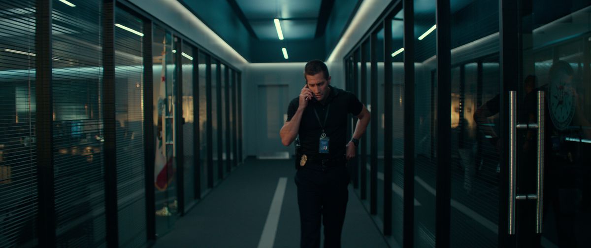 Jake Gyllenhaal al telefono in un call center 911 con pareti di vetro a The Guilty