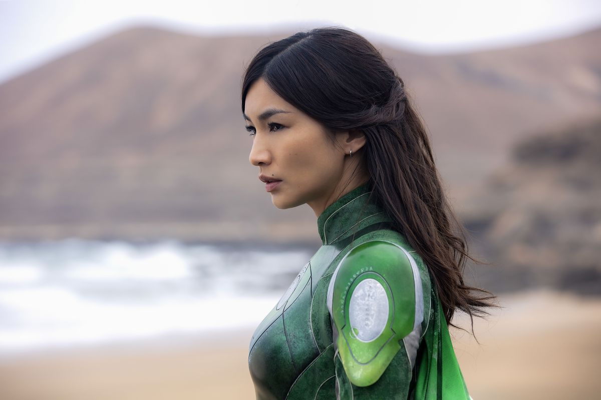 Sersi (Gemma Chan) in armatura verde su una spiaggia in Eternals