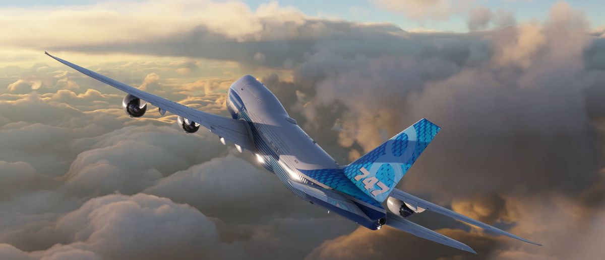 Un Boeing 7u47-8i si incastra proprio in Microsoft Flight Simulator.  Sotto di esso uno strato di nuvole, alto decine di migliaia di piedi, risplende al tramonto.