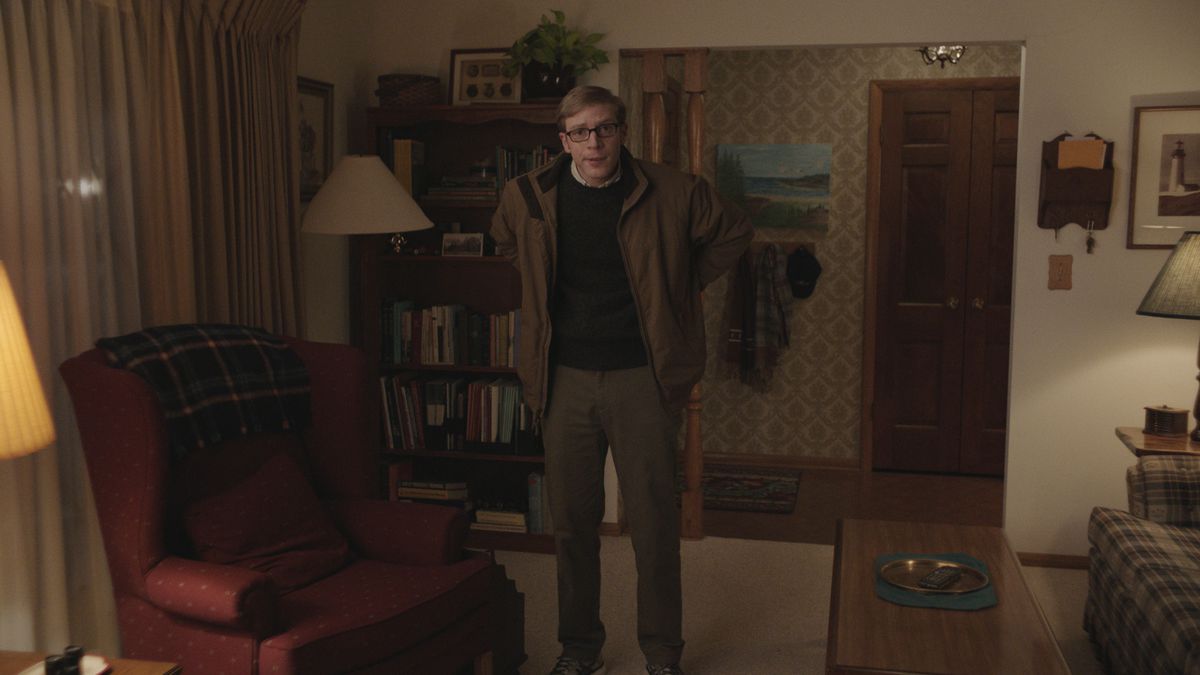 Joe Pera si trova nel suo salotto vecchio stile, di fronte a una poltrona rossa, nella terza stagione di Joe Pera Talks With You