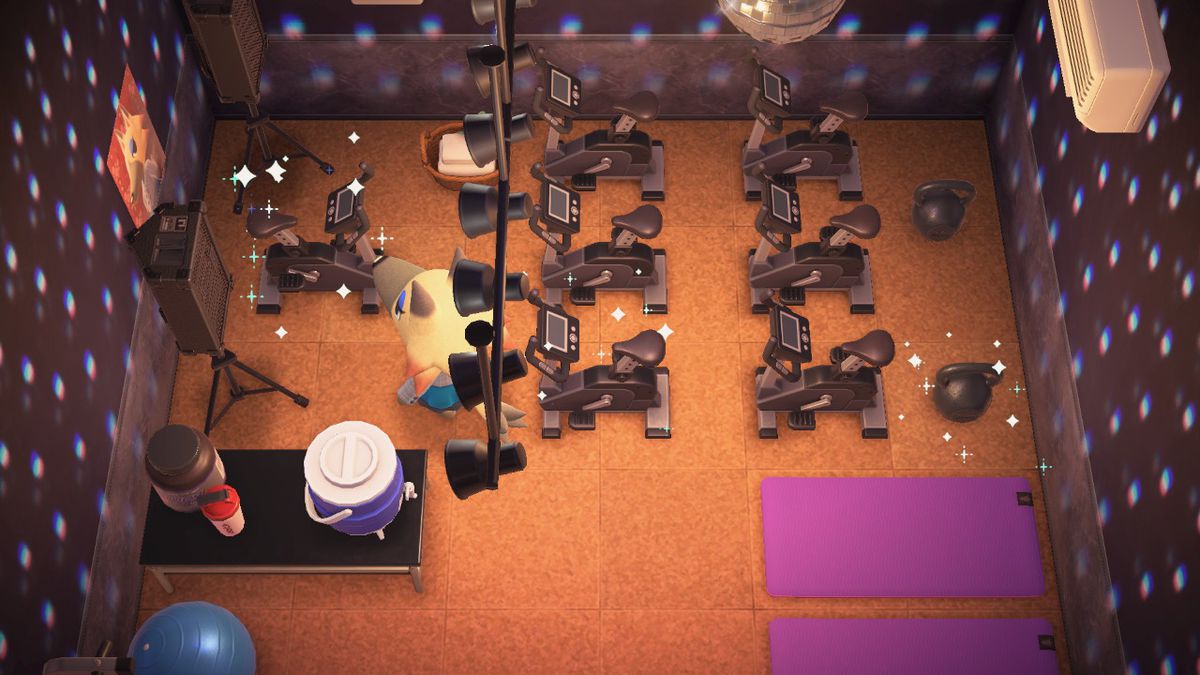 Uno screenshot da Animal Crossing: New Horizons Happy Home Paradise DLC, con un abitante del villaggio lupo in piedi in una palestra di casa che sembra una lezione di spin, con tonnellate di spin bike e diversi tappetini per lo yoga.