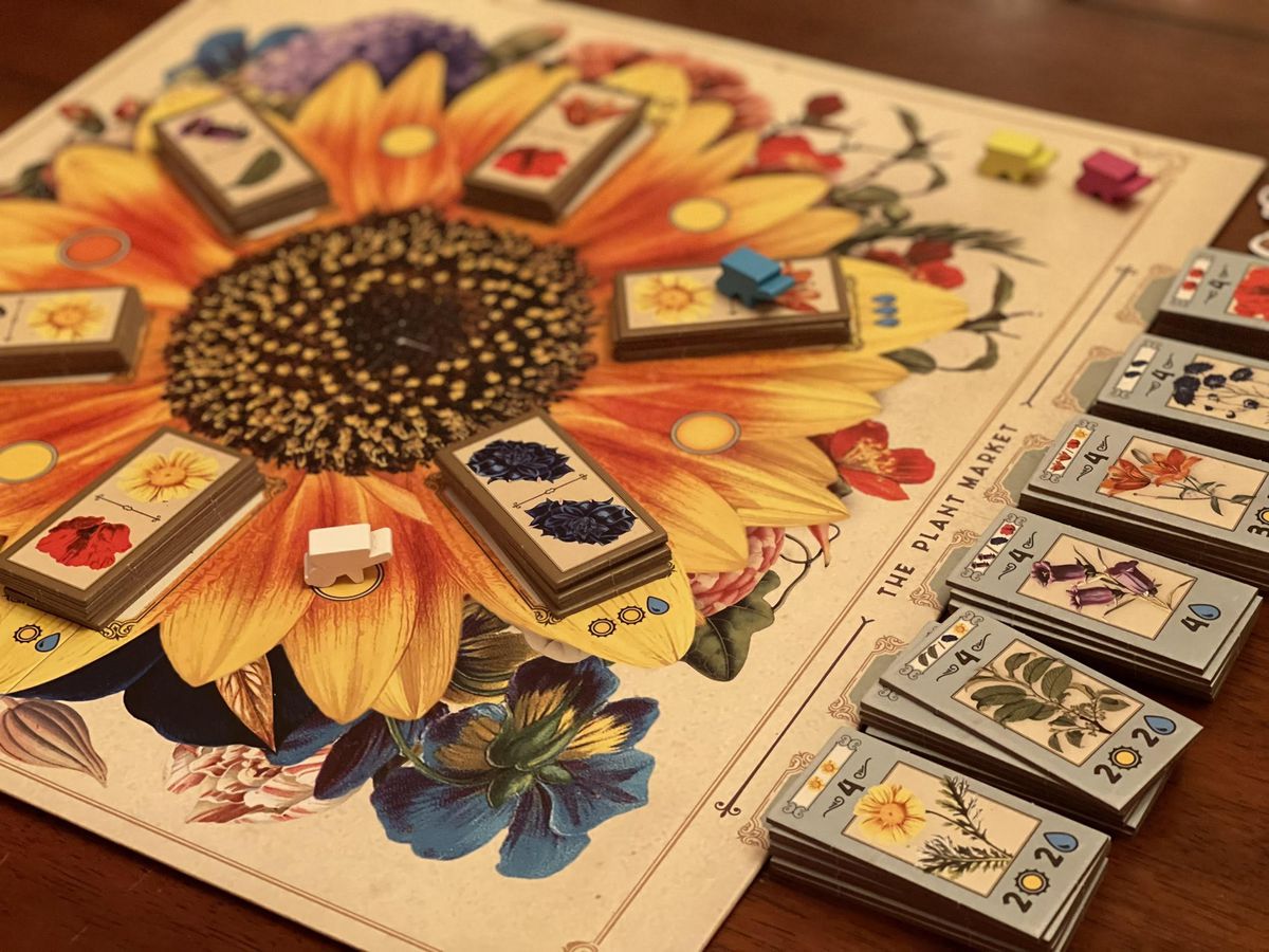 Gartenbau steso sul tavolo per giocare.  Il gioco è illustrato con illustrazioni della vecchia scuola di fiori su uno sfondo color seppia.