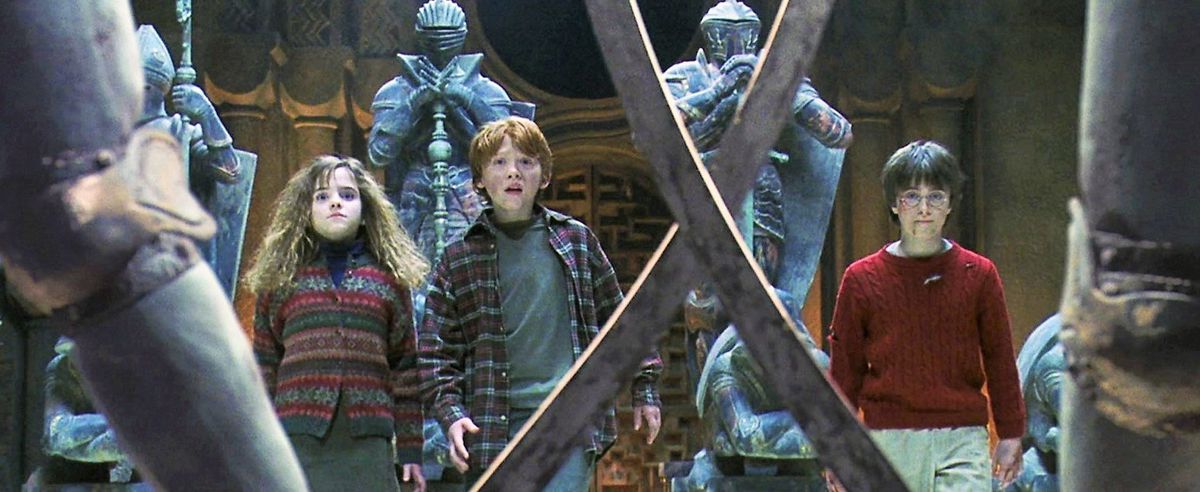 Harry, Ron ed Hermione si affrontano contro uno scacchi gigante seduto in Harry Potter e la Pietra Filosofale