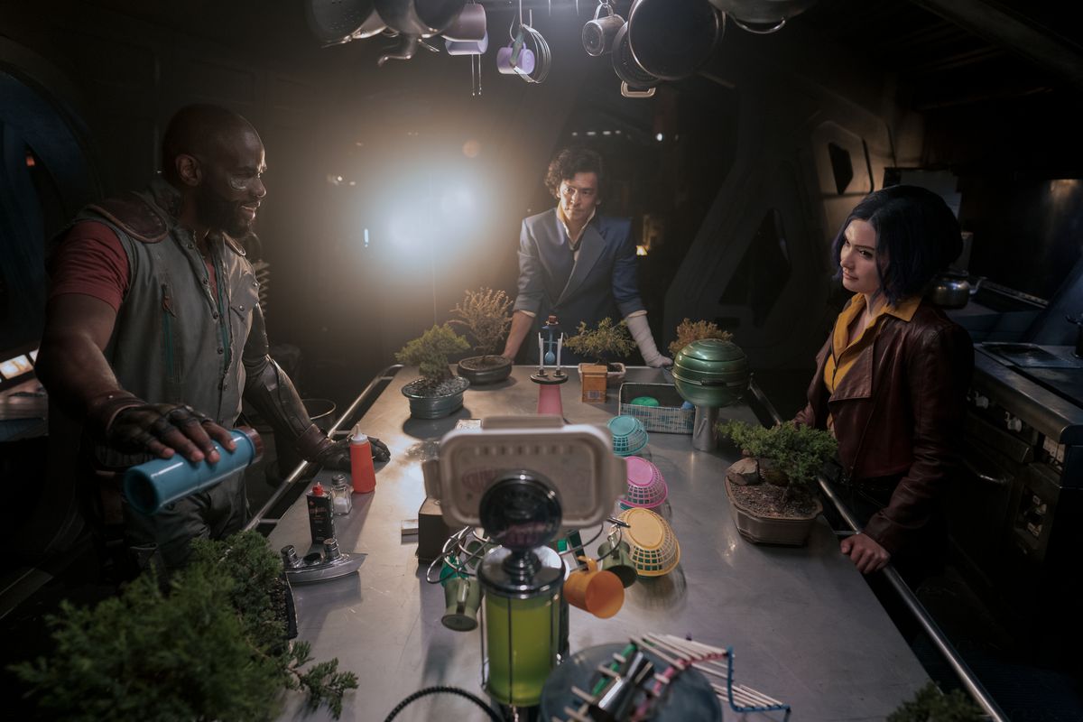 La troupe di Bebop si è riunita intorno alla loro isola della cucina in un'immagine della prima stagione di Cowboy Bebop di Netflix