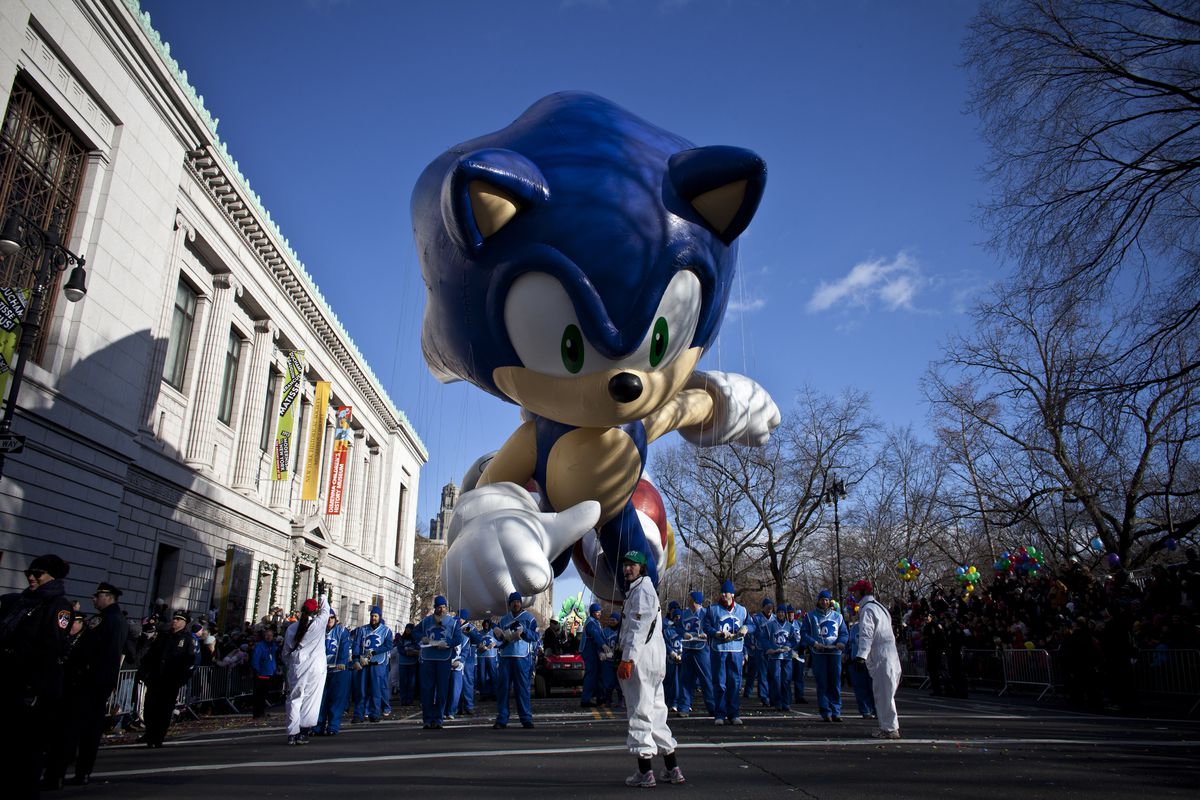 Sonic floats above the streets of New York, with handlers moving him forward slowly