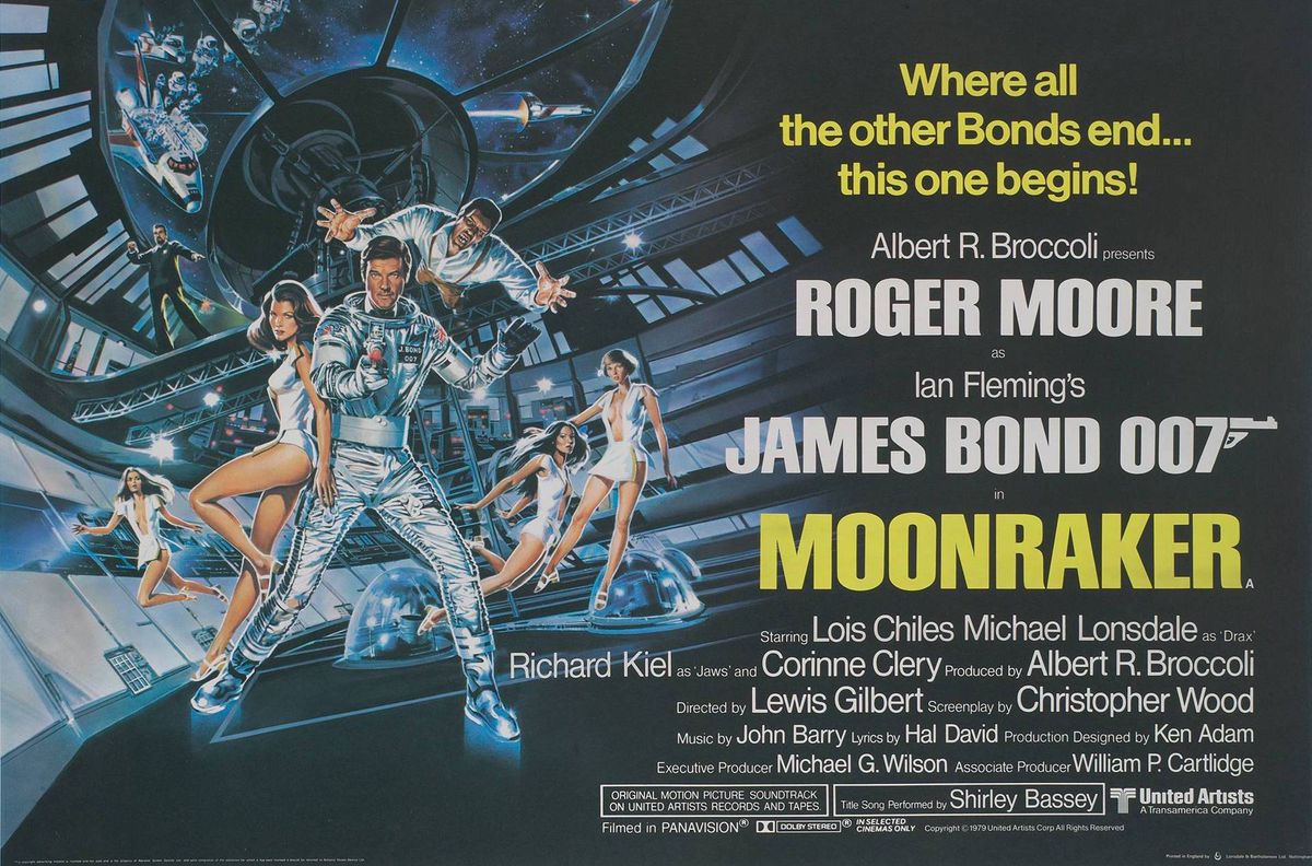 Un poster per Moonraker del 1979, con una serie di personaggi nello spazio in stile Star Wars