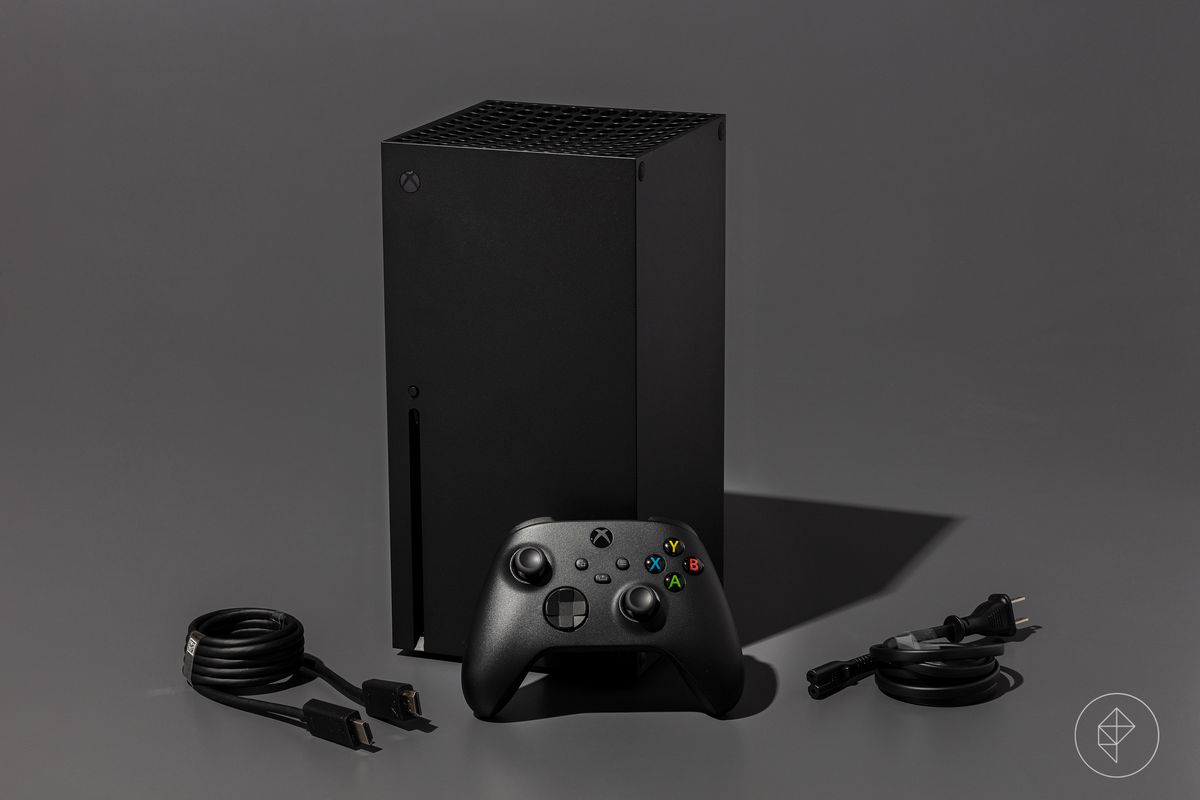 Console per videogiochi Xbox Series X fotografata su uno sfondo grigio scuro