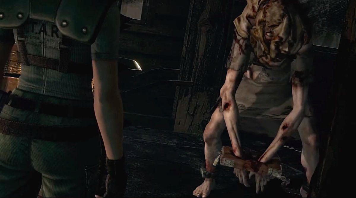 Lisa Trevor si avvicina a Jill Valentine in una capanna nel remake di Resident Evil 