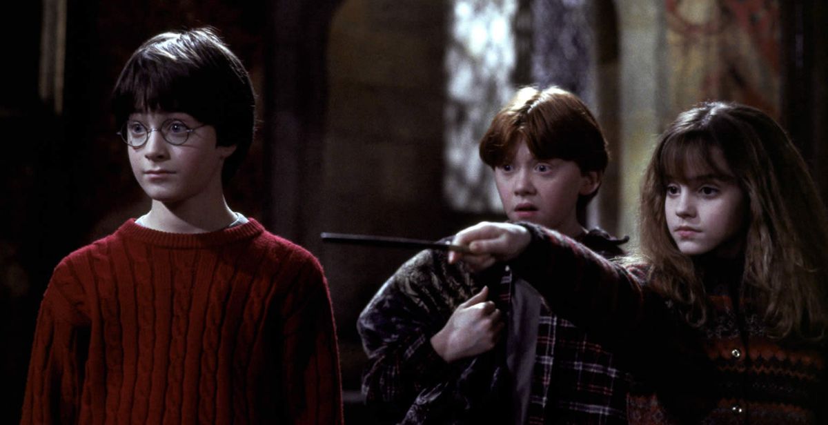 harry, ron e hermione in piedi insieme