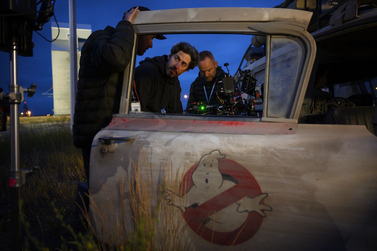 Il regista di Ghostbusters: Afterlife Jason Reitman si trova sulla porta dell'Ecto 1