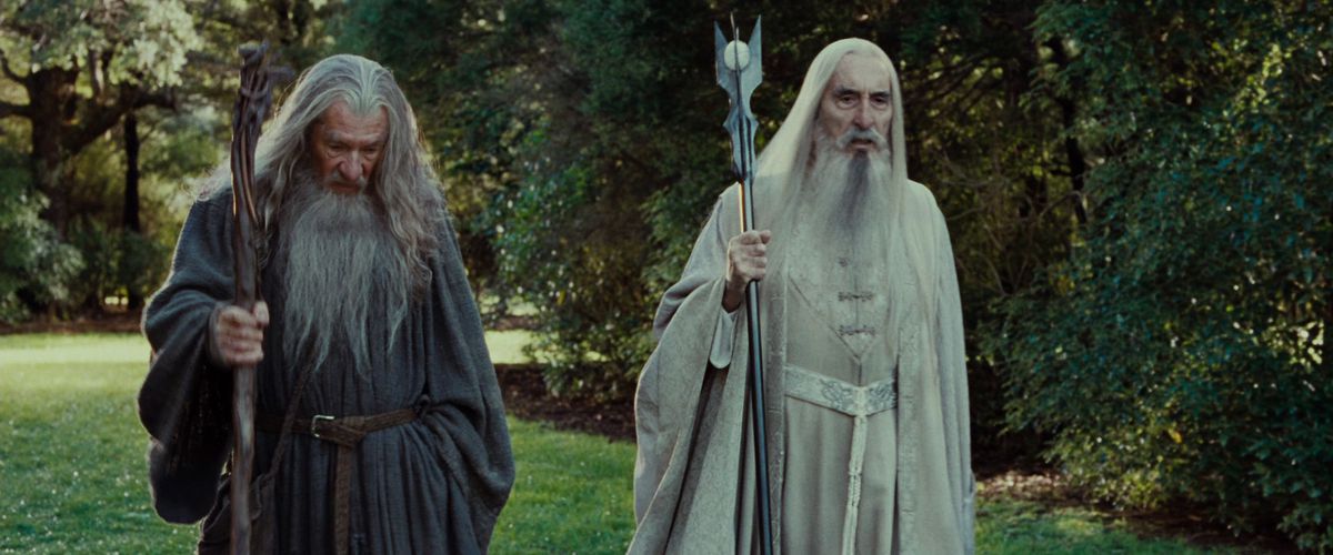 Gandalf e Saruman passeggiano nei giardini di Orthanc ne La Compagnia dell'Anello.