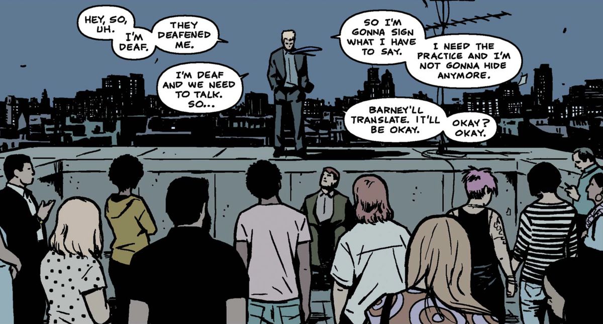 “Ehi, allora, ehm.  Sono sordo.  Mi hanno assordato”, spiega Clint Barton (Hawkeye) a una folla su un tetto in Hawkeye #19 (2014).  “Quindi firmerò quello che ho da dire.  Ho bisogno della pratica e non mi nasconderò più