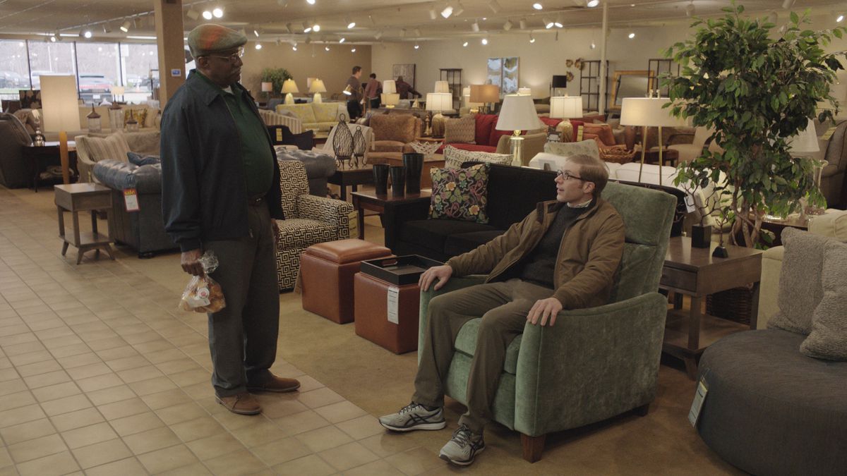 Joe Pera e il suo amico Gene provano le sedie in un negozio di mobili nella terza stagione di Joe Pera Talks With You