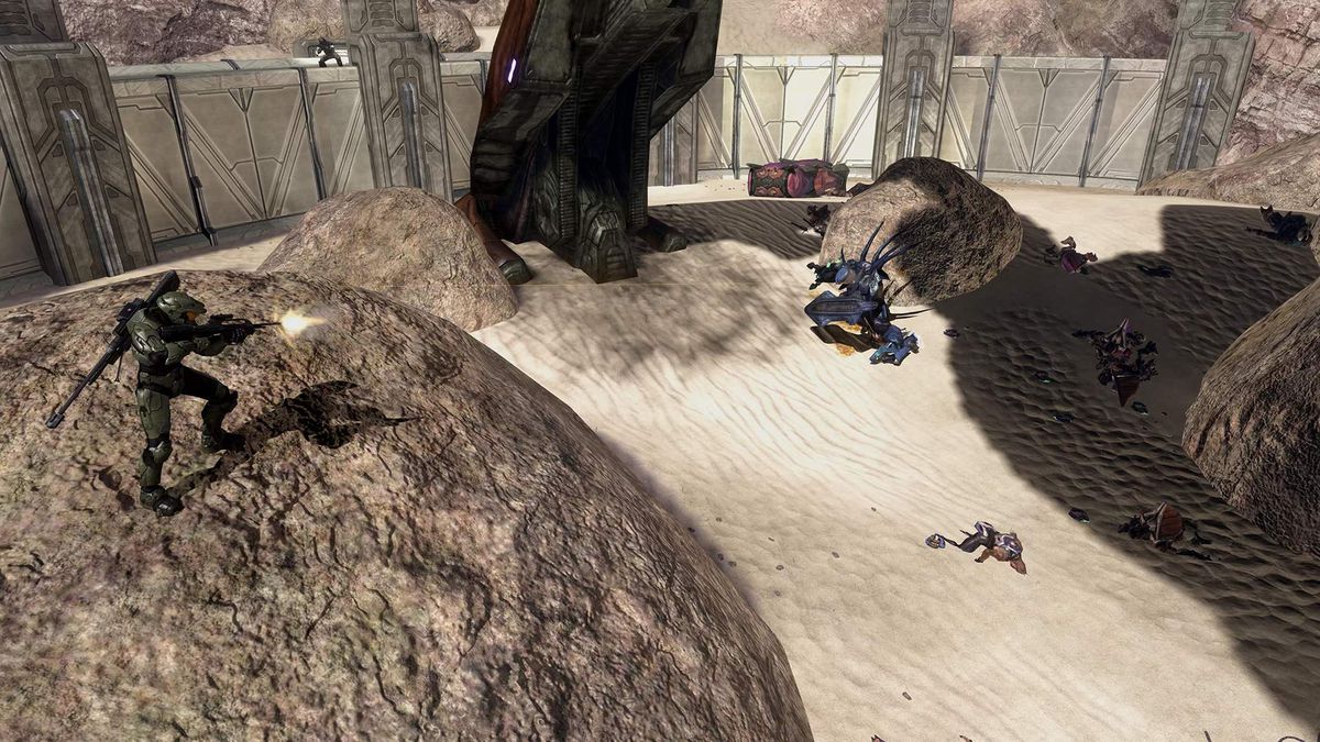 Un giocatore di Halo 3 in piedi su una sporgenza, che spara a un cacciatore in basso
