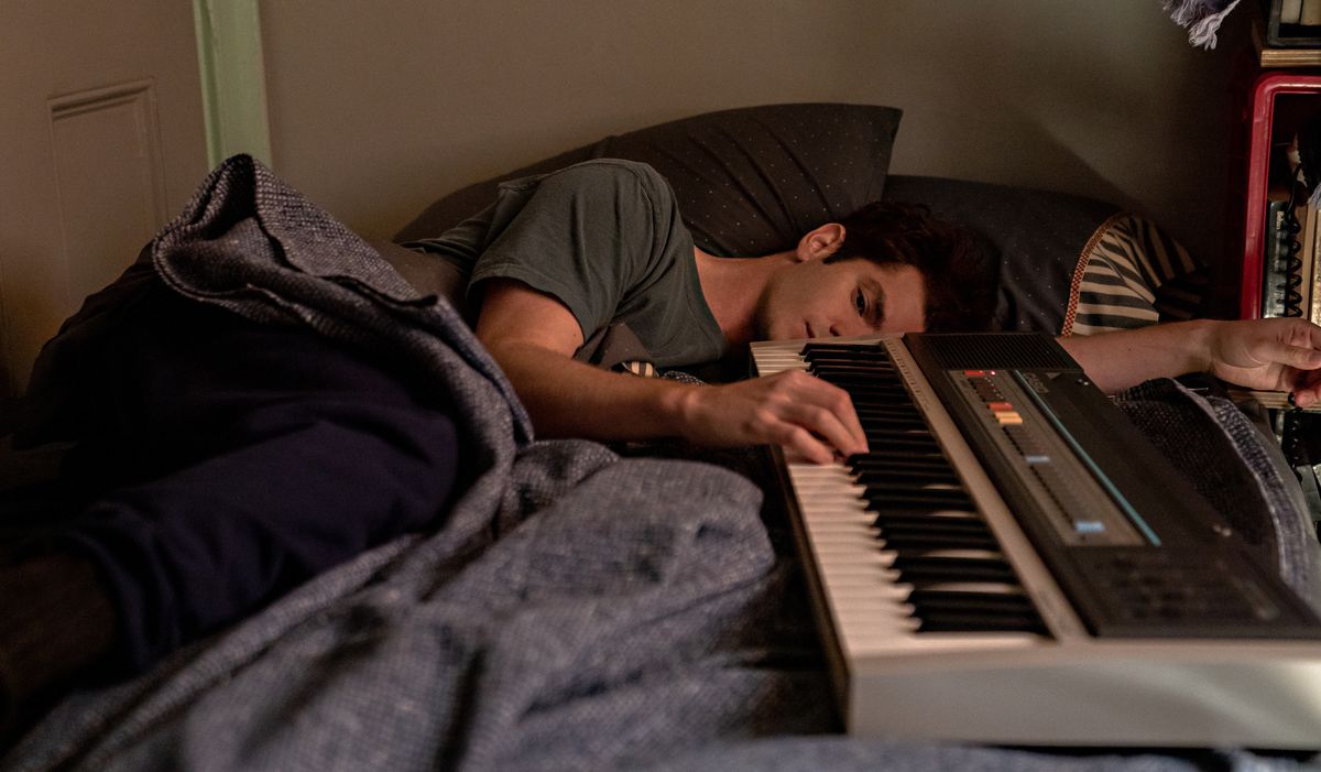Andrew Garfield si abbandona alla sua tastiera nel musical di Netflix di Jonathan Larson Tick, Tick… ​​Boom!