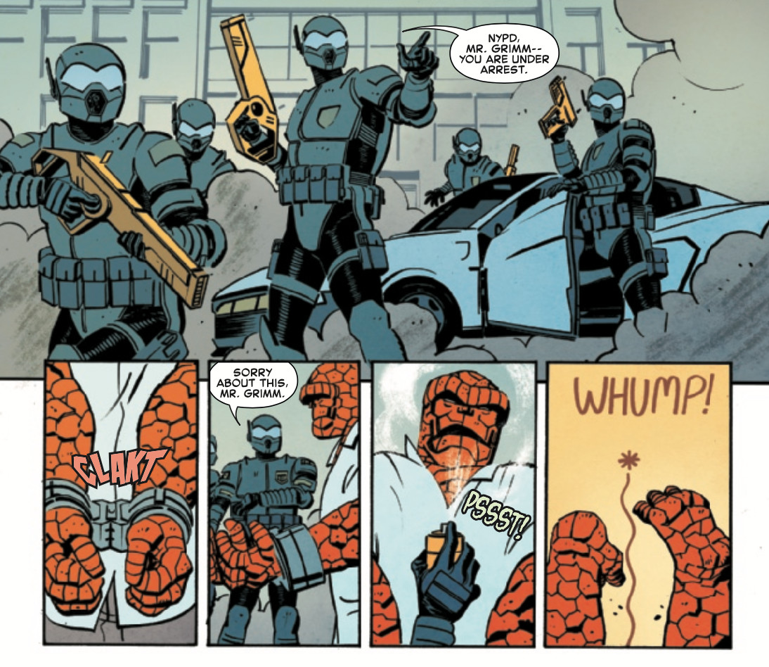 La cosa n. 1 (2021), Marvel Comics.  La polizia di New York in equipaggiamento speciale si presenta per arrestare Ben Grimm, The Thing