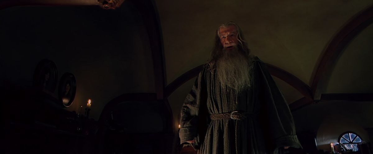 Gandalf sta guardando torvo a Bag End in La Compagnia dell'Anello. 