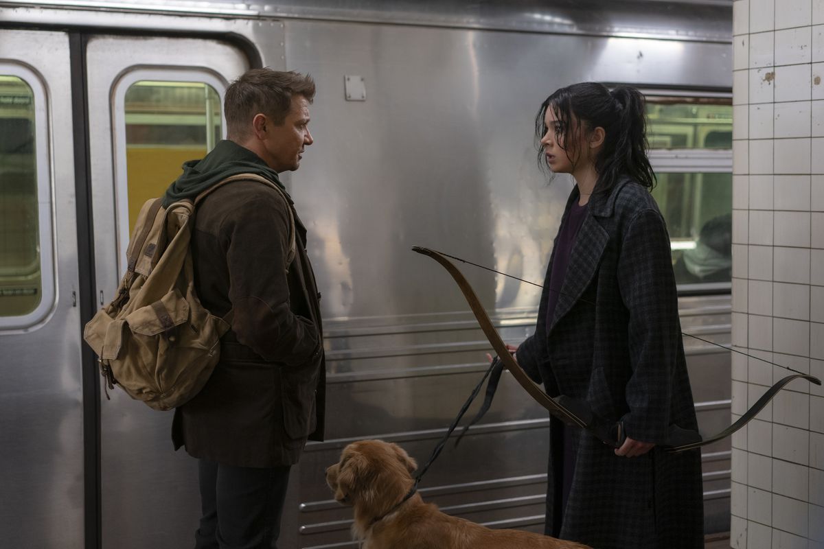 Clint e Kate Barton stanno sulla metropolitana di New York con il loro cane a Occhio di Falco