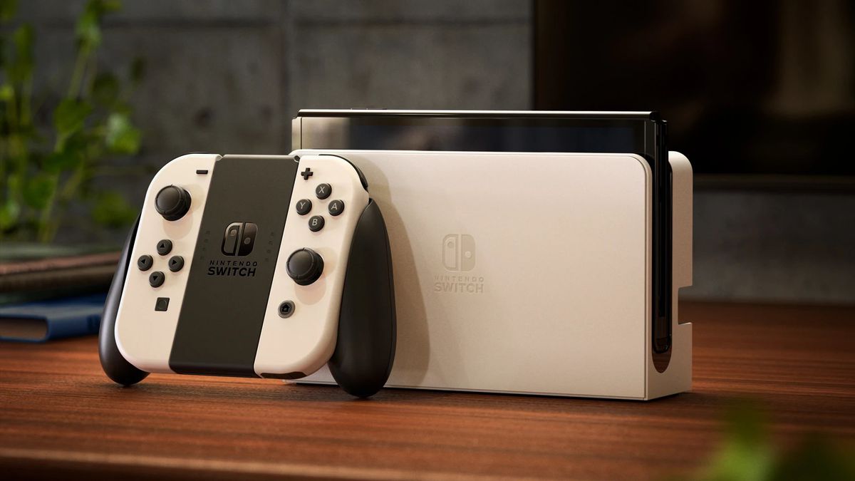 Una foto del nuovo Nintendo Switch (modello OLED) in bianco su un tavolo di legno