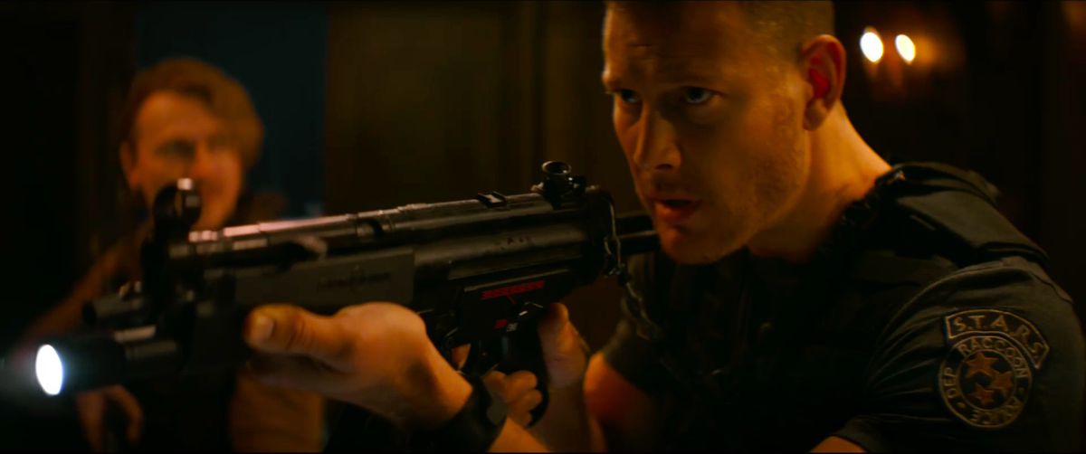Tom Hopper nei panni di Albert Wesker in Resident Evil: Benvenuti a Raccoon City