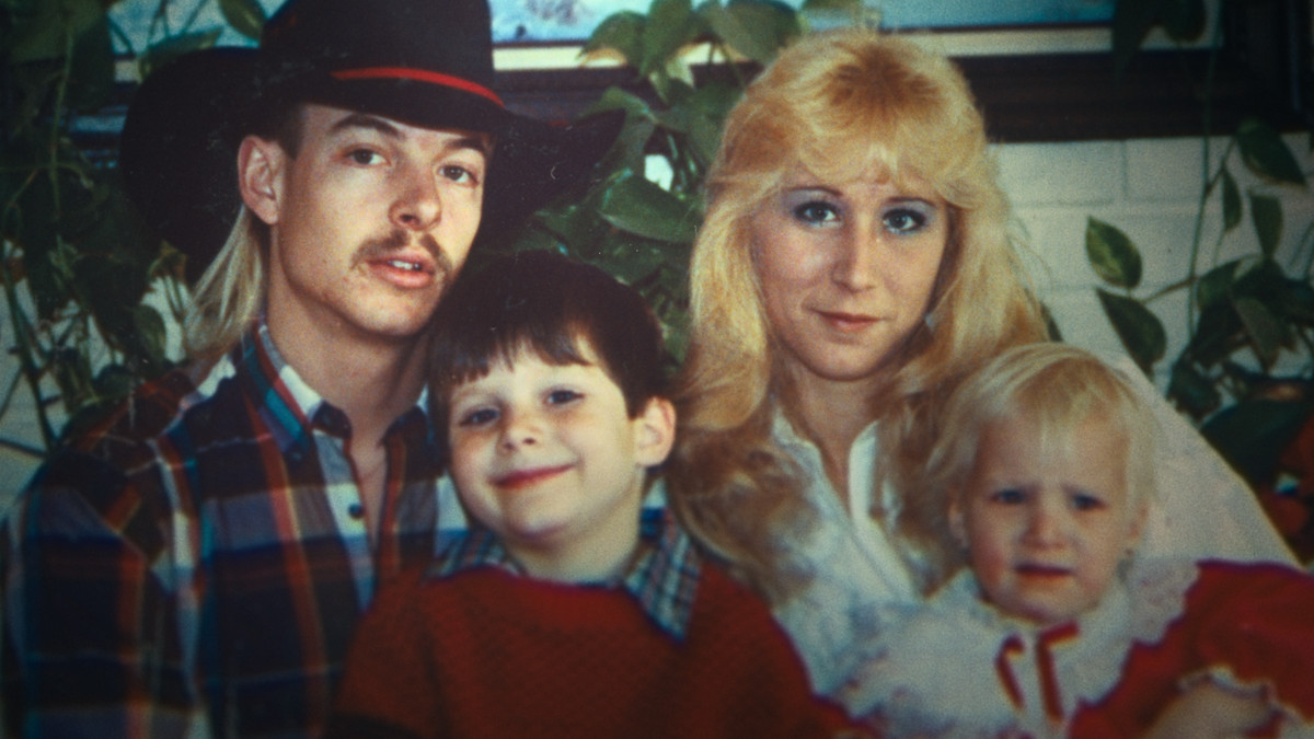 Joe Exotic e la famiglia in una foto d'archivio vista in Tiger King 2