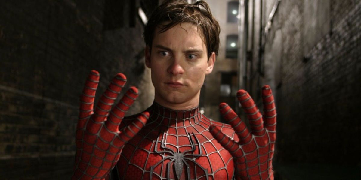 Tobey Maguire nei panni di Spider-Man che si guarda le mani senza maschera