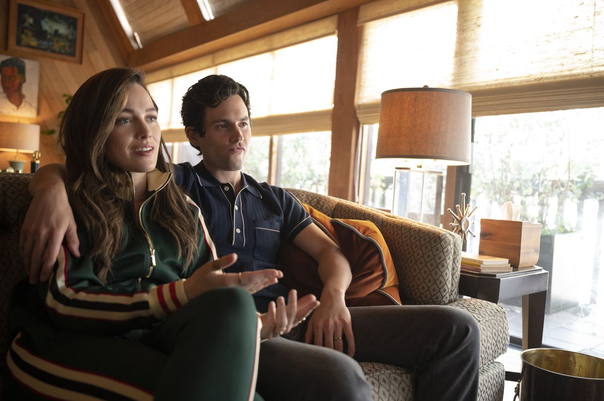 Joe Goldberg e Love Quinn siedono in terapia di coppia nella terza stagione di You di Netflix.