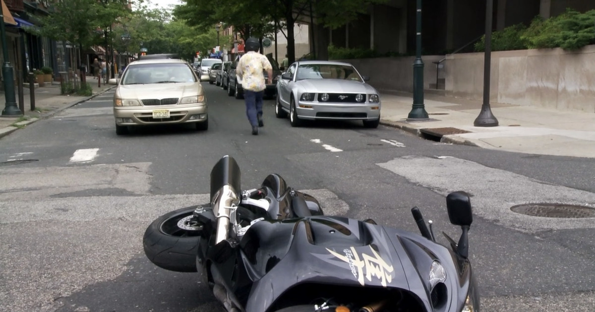 Mac scappa per strada mentre una motocicletta giace in mezzo alla strada