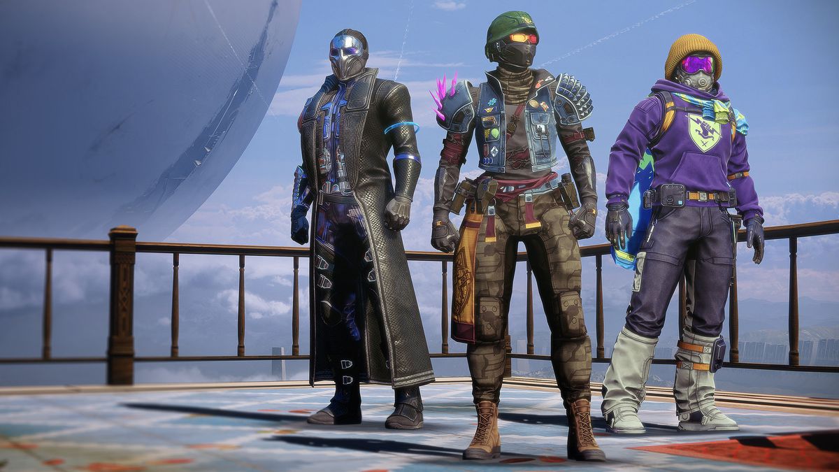 Tre Guardiani stanno nella Torre indossando abiti casual a tema Bungie