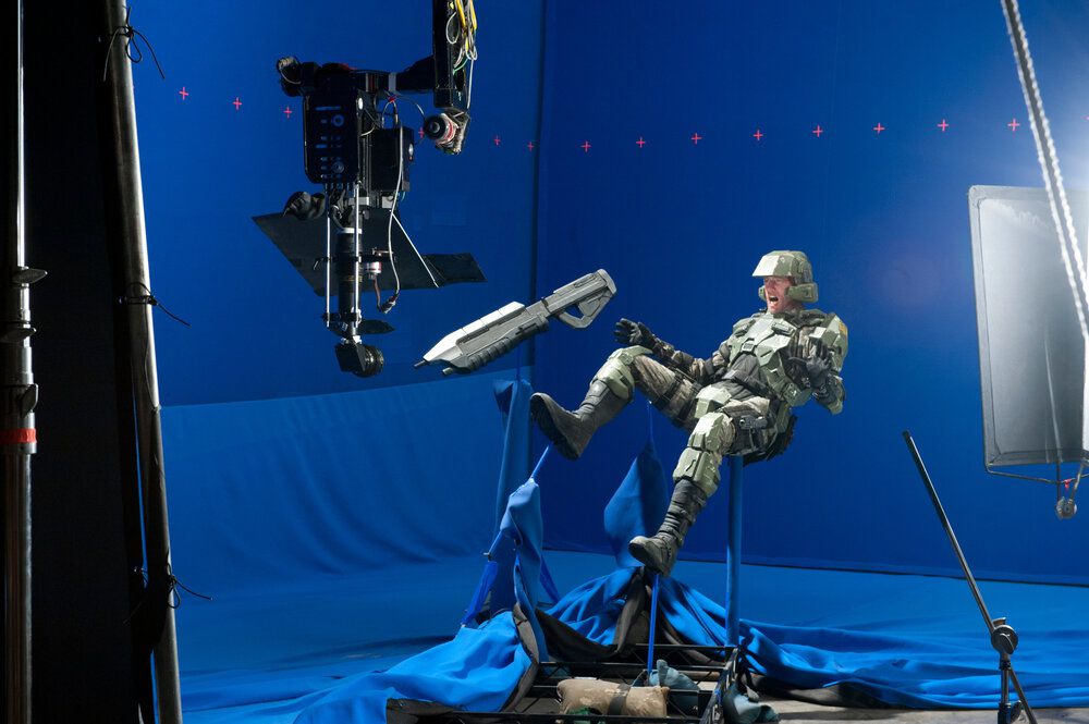 Un marine UNSC in volo su uno sfondo blu.  Per la pubblicità alternativa, Matthew Gratzner ha girato utilizzando il diorama di Halo 3: Believe.