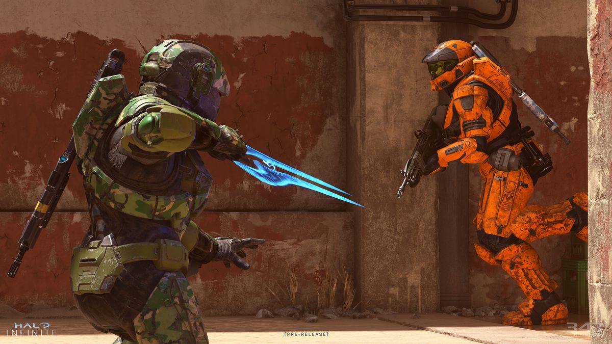 uno spartano in armatura mimetica verde brandisce una spada energetica contro uno spartano in armatura arancione che impugna un commando VK78 in Halo Infinite multiplayer