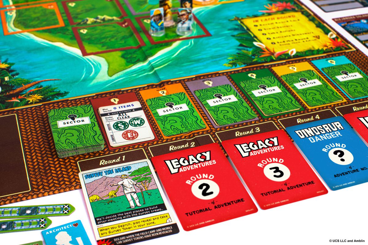 La sideboard mostra le carte settore più piccole, seguite dalle carte rotonde più grandi.  Entrambi i set lavorano per guidare l'azione del gioco.