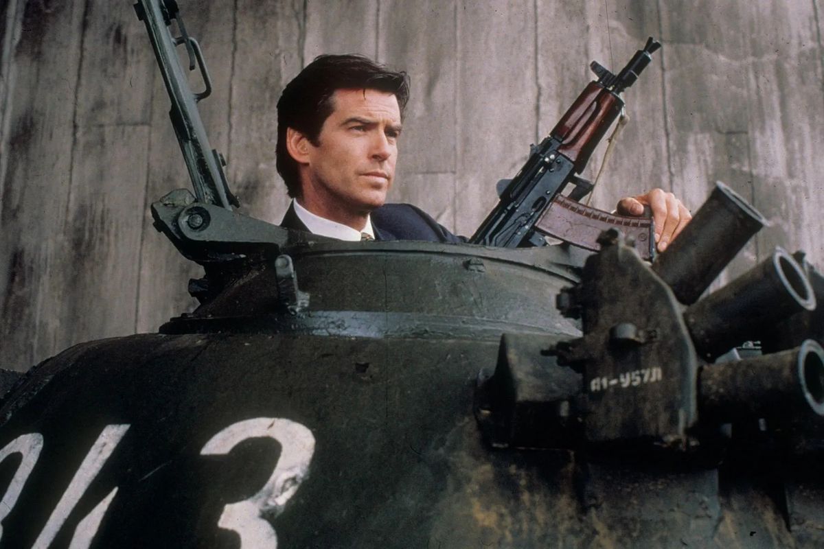 Pierce Brosnan in sella a un carro armato in GoldenEye